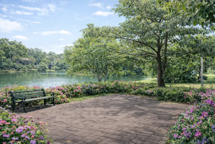 Fasilitas area tepi danau di Serpong Lakeville